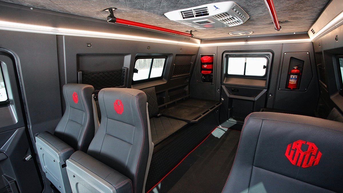 Полиция Дубая пересела на российские восьмиколёсные вездеходы