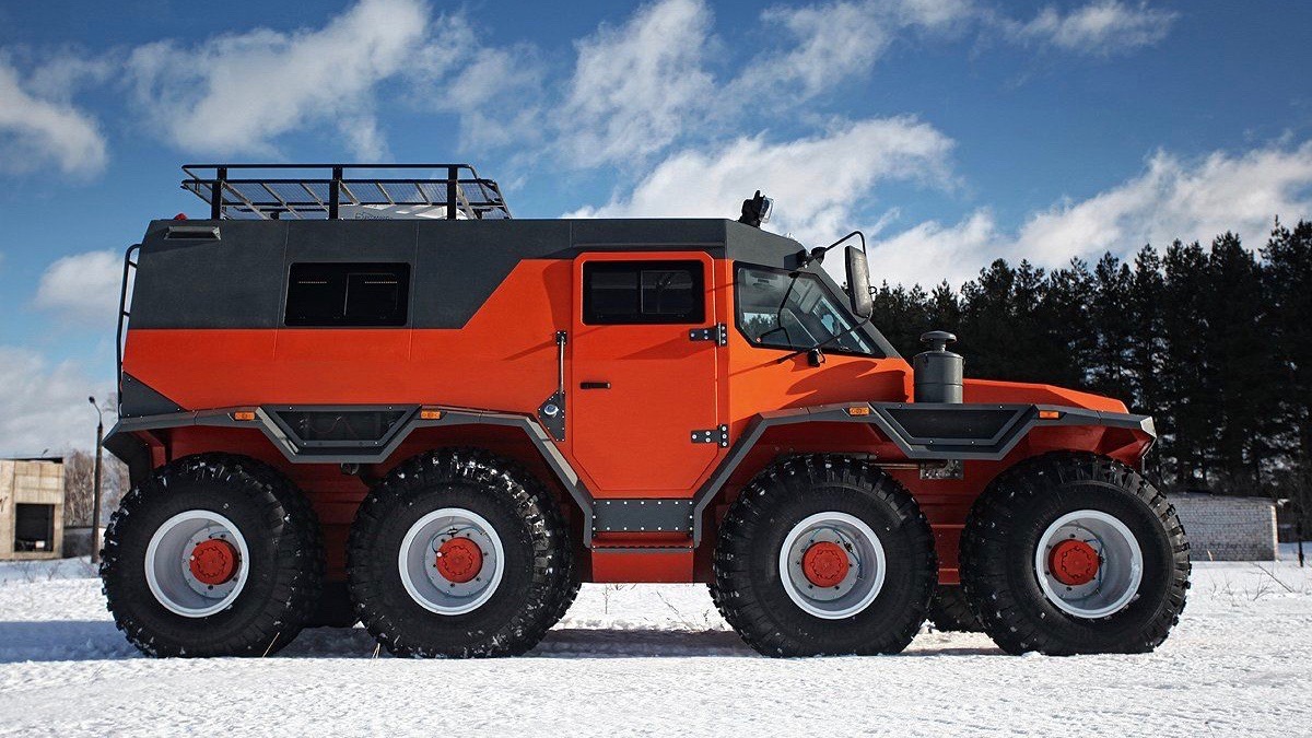 Полиция Дубая пересела на российские восьмиколёсные вездеходы