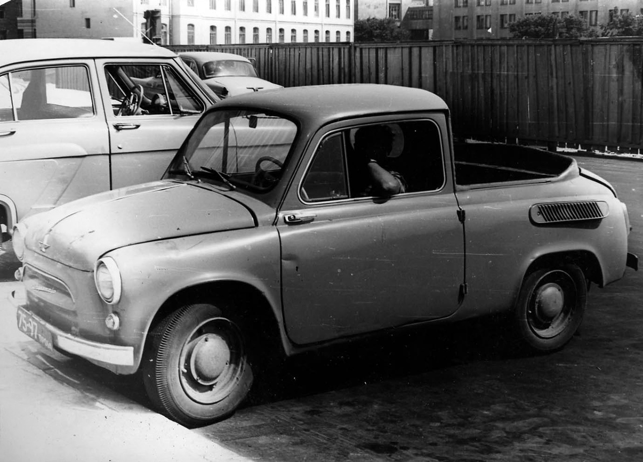 В 1960 году с автомобильного завода в Запорожье сошли первые товарные экзем...