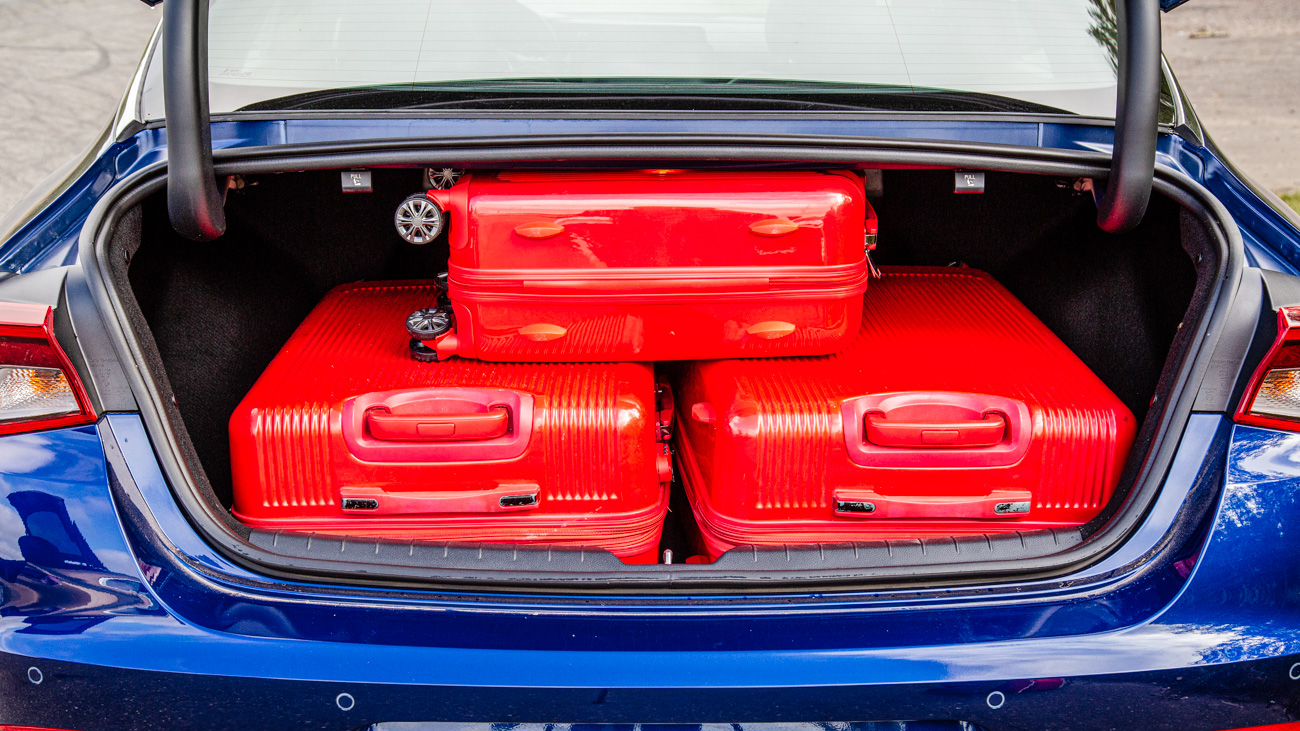 Объём багажника — 510 литров, и через довольно узкий проём в него можно упаковать два больших и один маленький чемодан. Больше не позволят петли и рукоятки дистанционного складывания второго ряда, хотя пространства для мелочёвки останется вдоволь