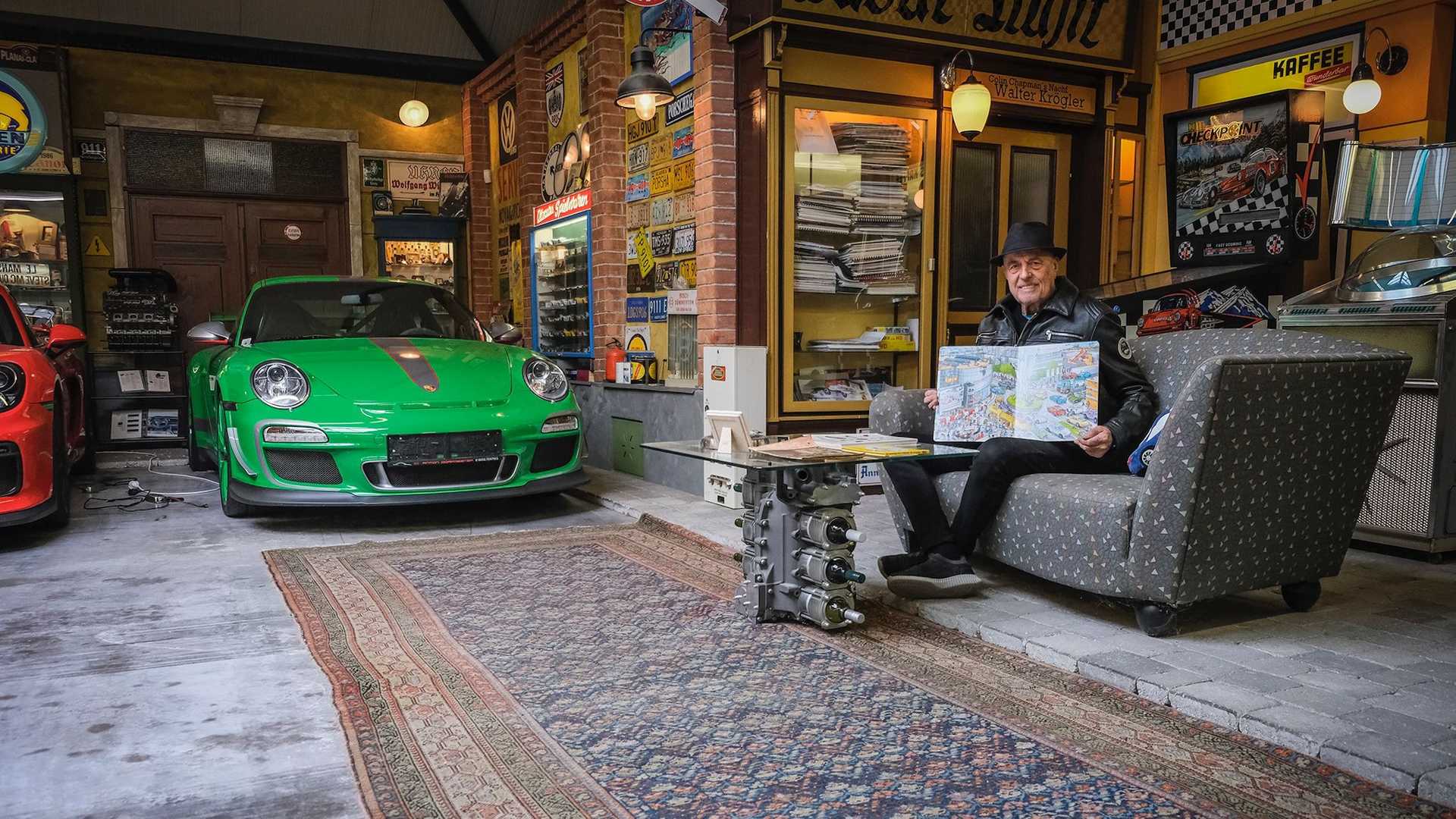 80-летний пенсионер купил 80-й Porsche в своей жизни. Этими машинами забит весь гараж