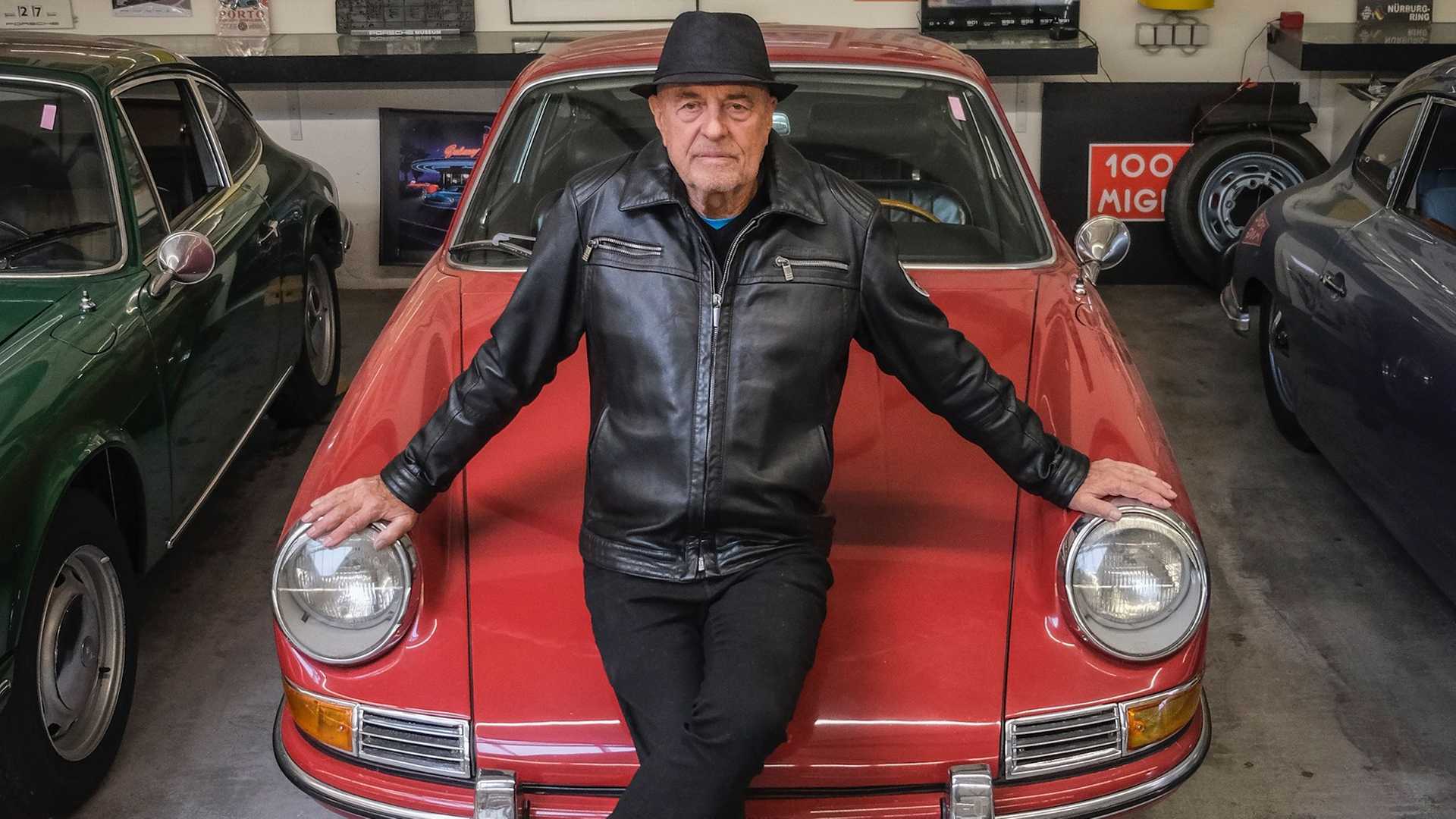 80-летний пенсионер купил 80-й Porsche в своей жизни. Этими машинами забит весь гараж