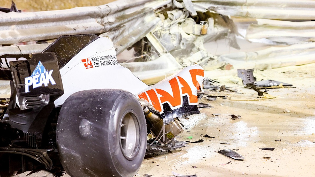 Болид Романа Грожана после аварии на Гран-При Сахира. Пилот отделался ожогами конечностей
