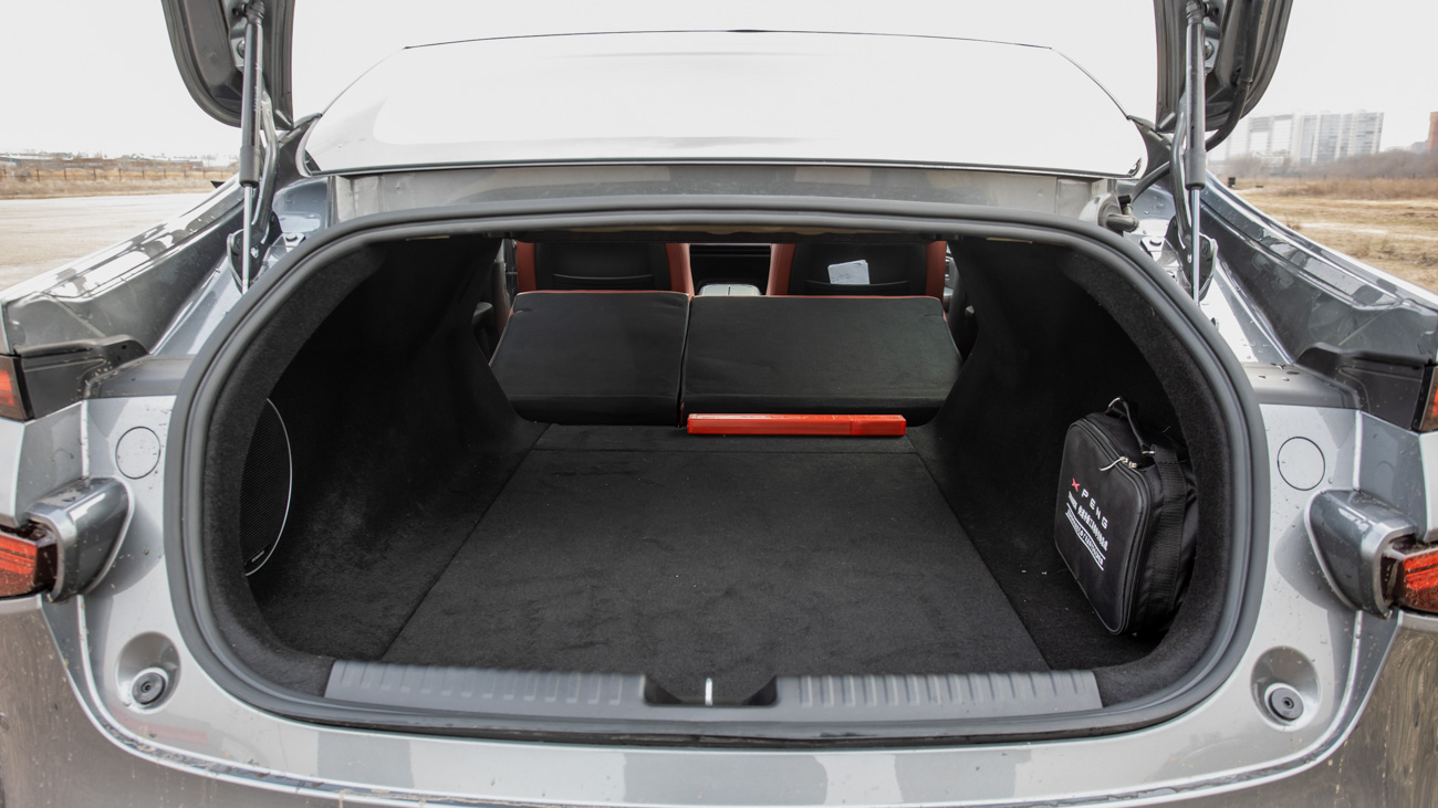 Багажник неожиданно просторный для купеобразного кузова — 440 литров. Ещё больше удивляет широкий проём в салон при сложенной спинке дивана с небольшой ступенькой — возить негабарит здесь можно не хуже, чем в Солярисе   