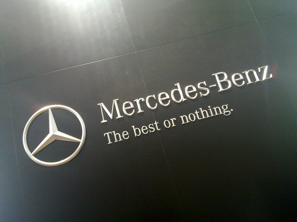 Mercedes Benz надпись